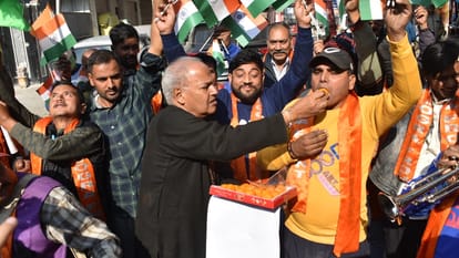 several Jammu organizations welcome verdict of supreme court on article 370 distributed sweets