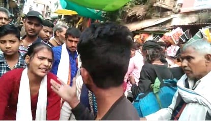 Girl beats young man with slippers in Banda, video goes viral on social media, police investigating