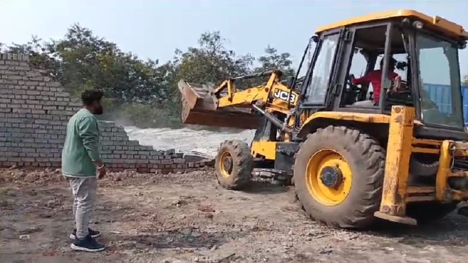 Administration bulldozer on illegal encroachment in Korba