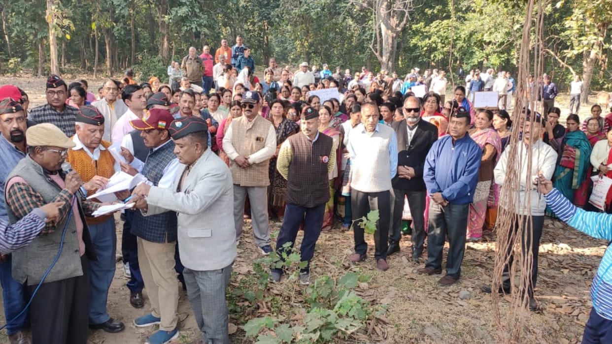 Demonstration of people in Kotdwar demanding construction of Laldhang Motorway and damaged Malan Bridge