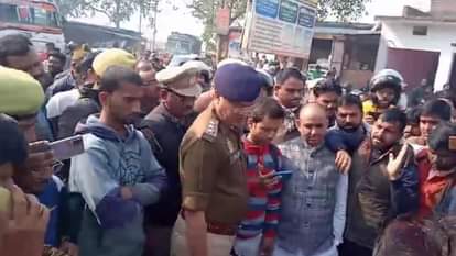 लोगों को समझाती पुलिस।