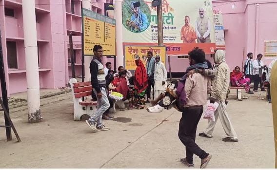 Azamgarh: Stretcher not found... attendants took the patient in their lap, video goes viral