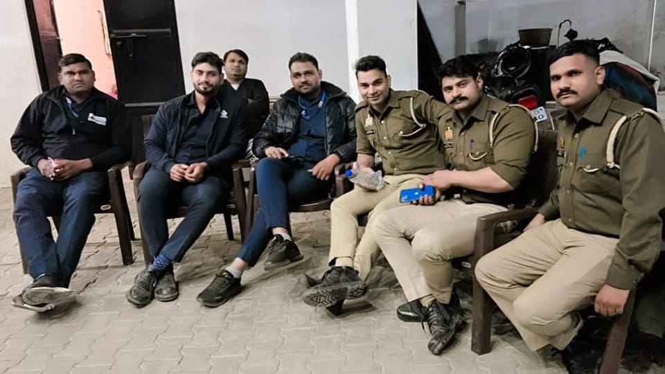 Crowd suddenly increased in Mohammed Shami's farm house, line of people taking selfies