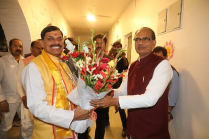 मोहन यादव का स्वागत करते शिवराज सिंह चौहान।