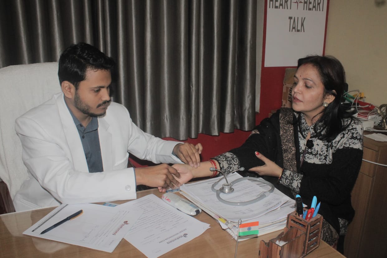 Health Camp: People took consultation in the health camp in Pandeypur, got free test done.