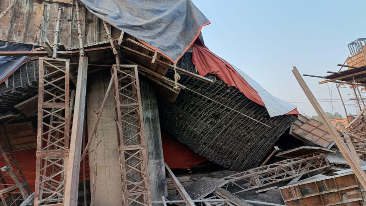 Bijnor News : Pillar cap of over bridge fell in Jalalabad