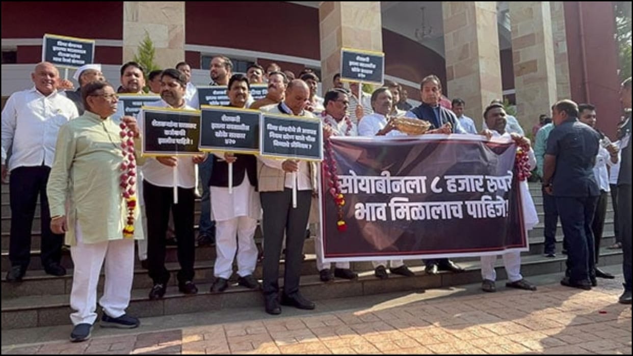Opposition stages protest against ban on onion export on the stairs of Vidhan Bhawan Maharashtra