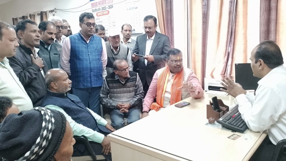 Hundreds of LIC agents demonstrated in Bharwari branch prayagraj
