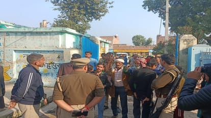 ग्रामीणों को समझाते पुलिसकर्मी