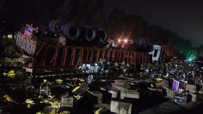 Samba accident: groom going to his reception with friend trolley overturned on car both died
