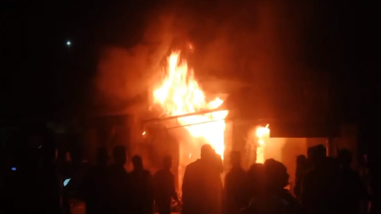Fire broke out in Baranda Market in Prayagraj four cosmetics shops burnt