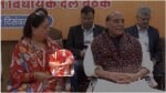 पर्ची पढ़ते ही वसुंधरा राजे ने राजनाथ सिंह की तरफ देखा।