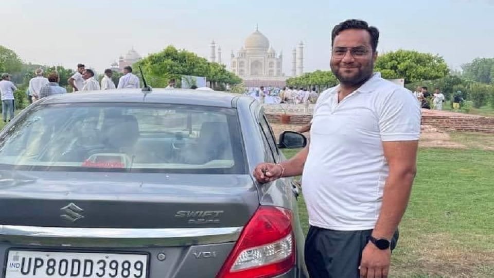 Car reached Mehtab Bagh behind Taj Mahal photo going viral