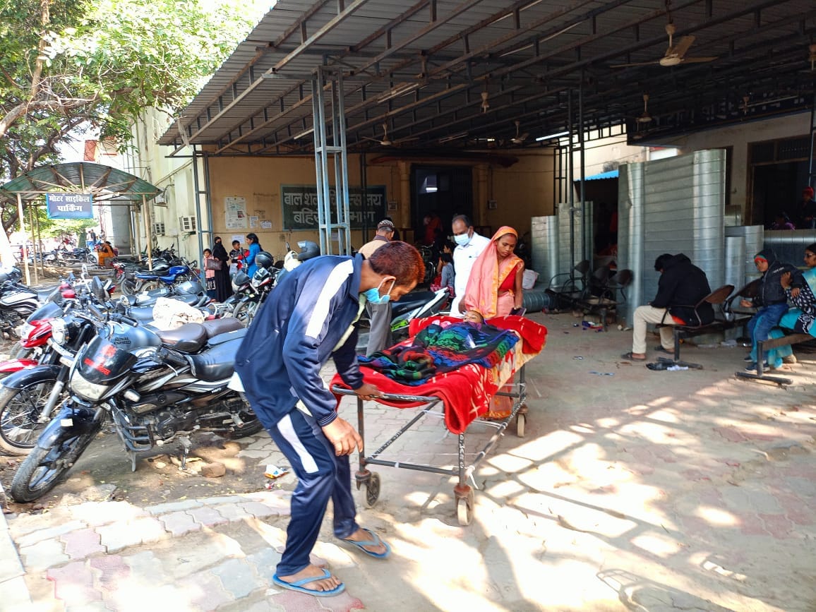BHU Hospital: Stretcher stuck between vehicles in BHU Hospital, innocent child kept in pain