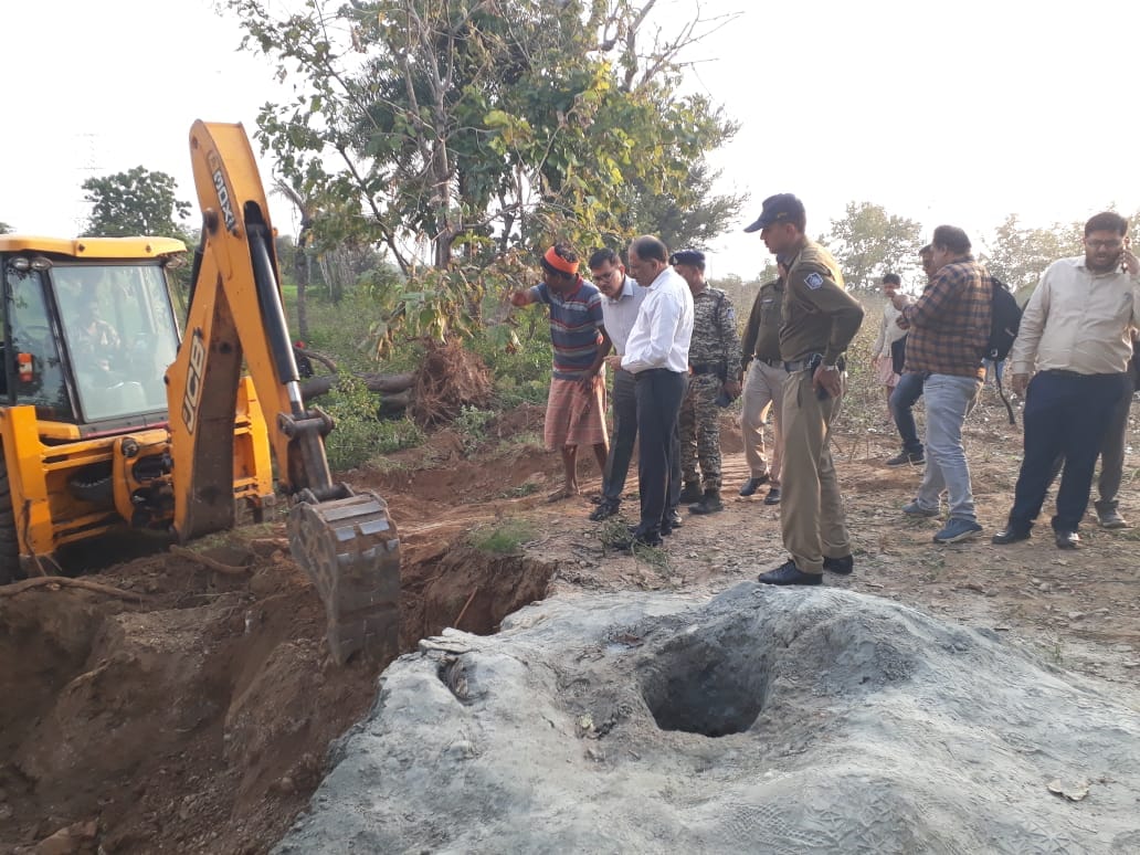 Indore News: Five year old child trapped 20 feet after falling into an open borewell, administration made a tu