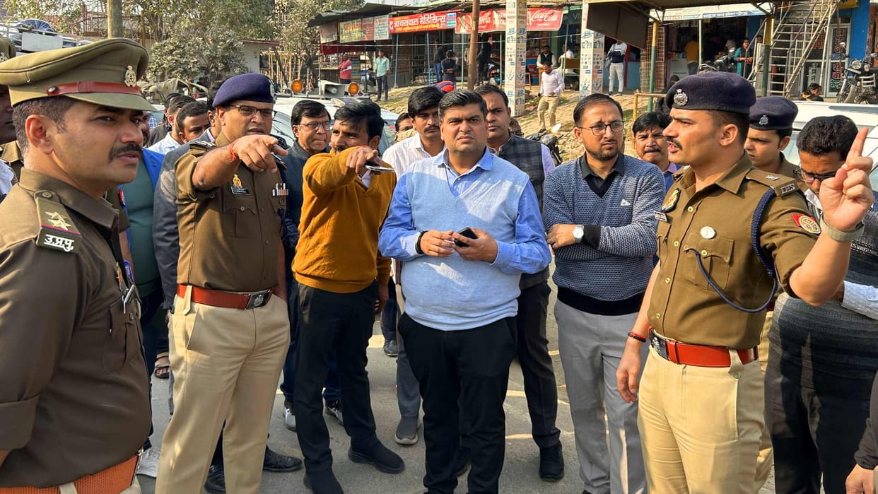 Jam in Gorakhpur Officers descended on intersections broke encroachments