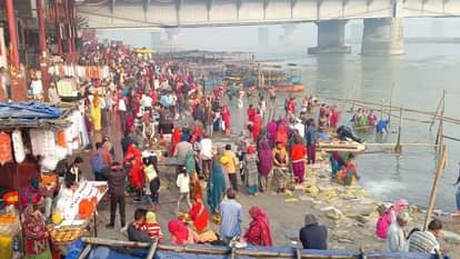 गजरौला में डूबकी लगाते श्रद्धालु