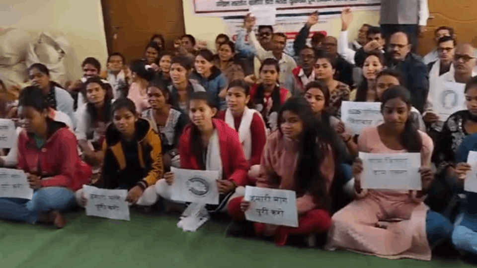 Kabirdham Indefinite strike of Gramin Dak Sevak Sangh begins