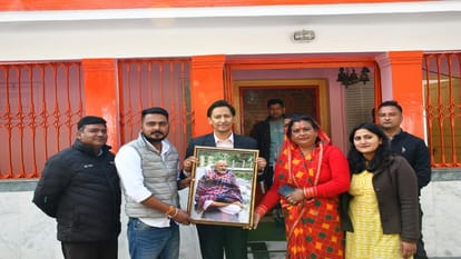 Kumaon Commissioner Deepak Rawat meditated in the hut of Baba Neeb Karori in Bhumiyadhar