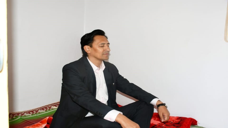 Kumaon Commissioner Deepak Rawat meditated in the hut of Baba Neeb Karori in Bhumiyadhar