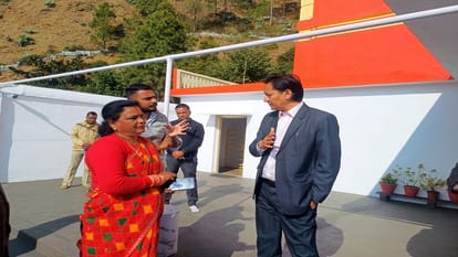 Kumaon Commissioner Deepak Rawat meditated in the hut of Baba Neeb Karori in Bhumiyadhar