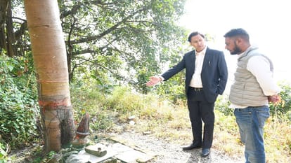 Kumaon Commissioner Deepak Rawat meditated in the hut of Baba Neeb Karori in Bhumiyadhar