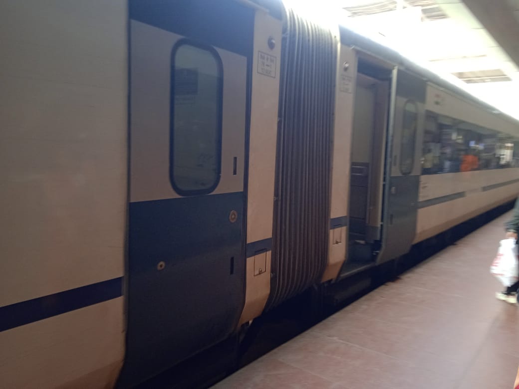 Vande Bharat Express Vande Bharat left from Cantt station with open gate, created panic among railway employee