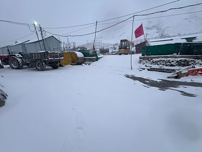 Kedarnath: यात्रा की तैयारियों पर लगा मौसम का पहरा...जमी आठ फीट तक बर्फ, जगह-जगह परसे हिमखंड, तस्वीरें Uttarakhand Weather Heavy Snow in Kedarnath icebergs scattered at many places photos
