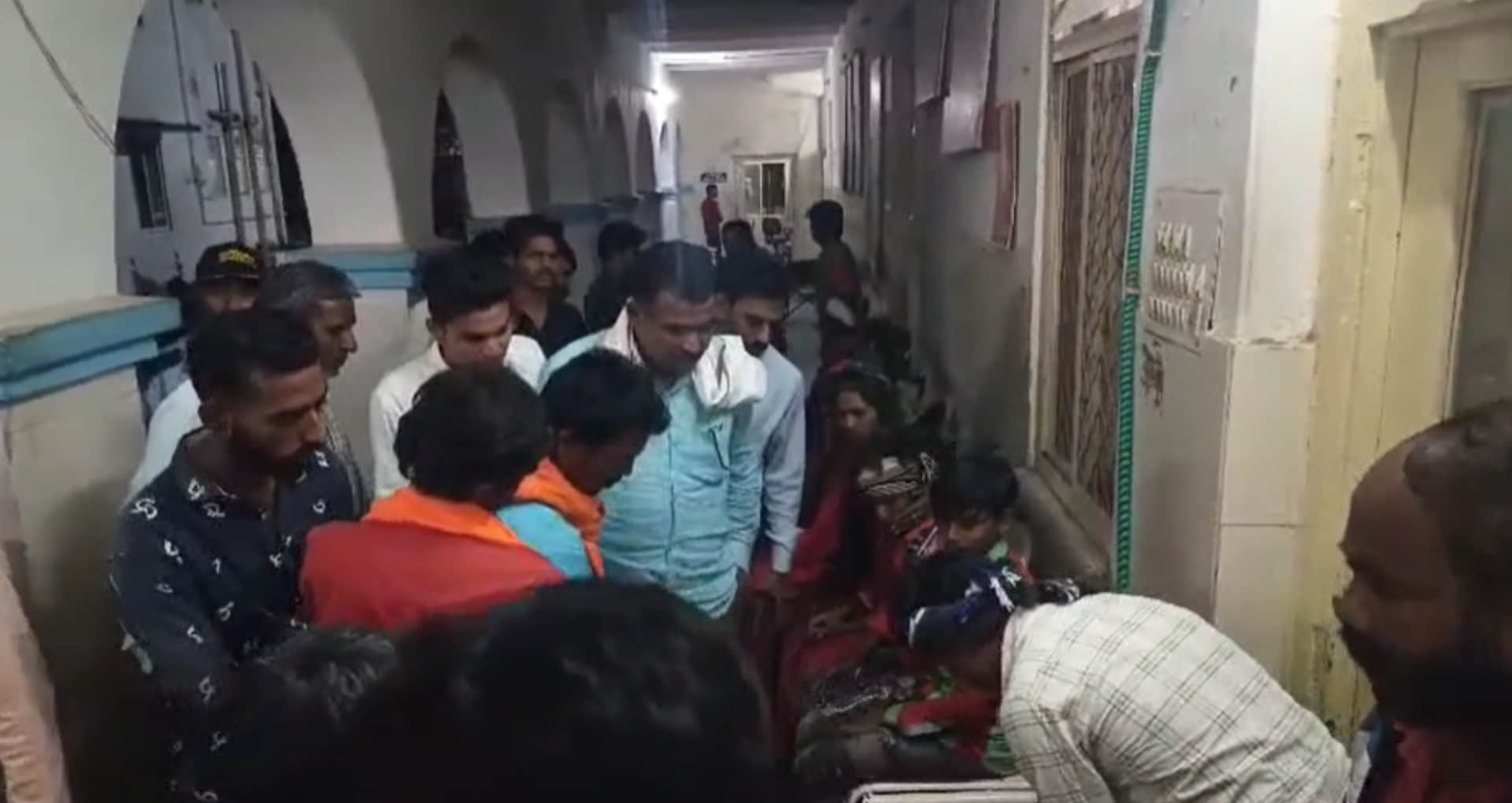 खेतों से मजदूरी कर लौट रहे मजदूरों से भरा वाहन पलटा