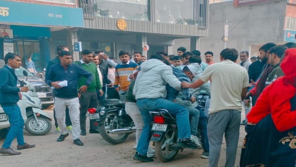 Deadly attack on youth in Jind, youths attacked with iron rods and sticks in HUDA Shopping Complex