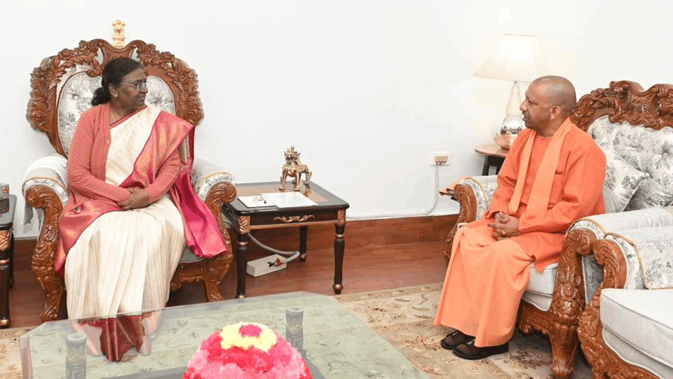 CM Yogi met President Draupadi Murmu inside Raj Bhavan in Lucknow