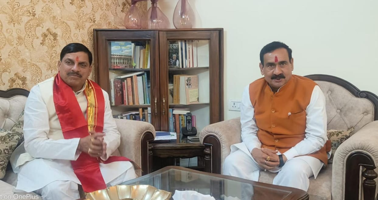 MP Politics: Mohan Yadav met former Home Minister Narottam Mishra after reaching his house.