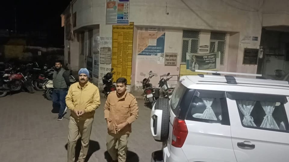 Road accident on Lucknow-Bahraich road car rammed into trolley from behind many died constable and son