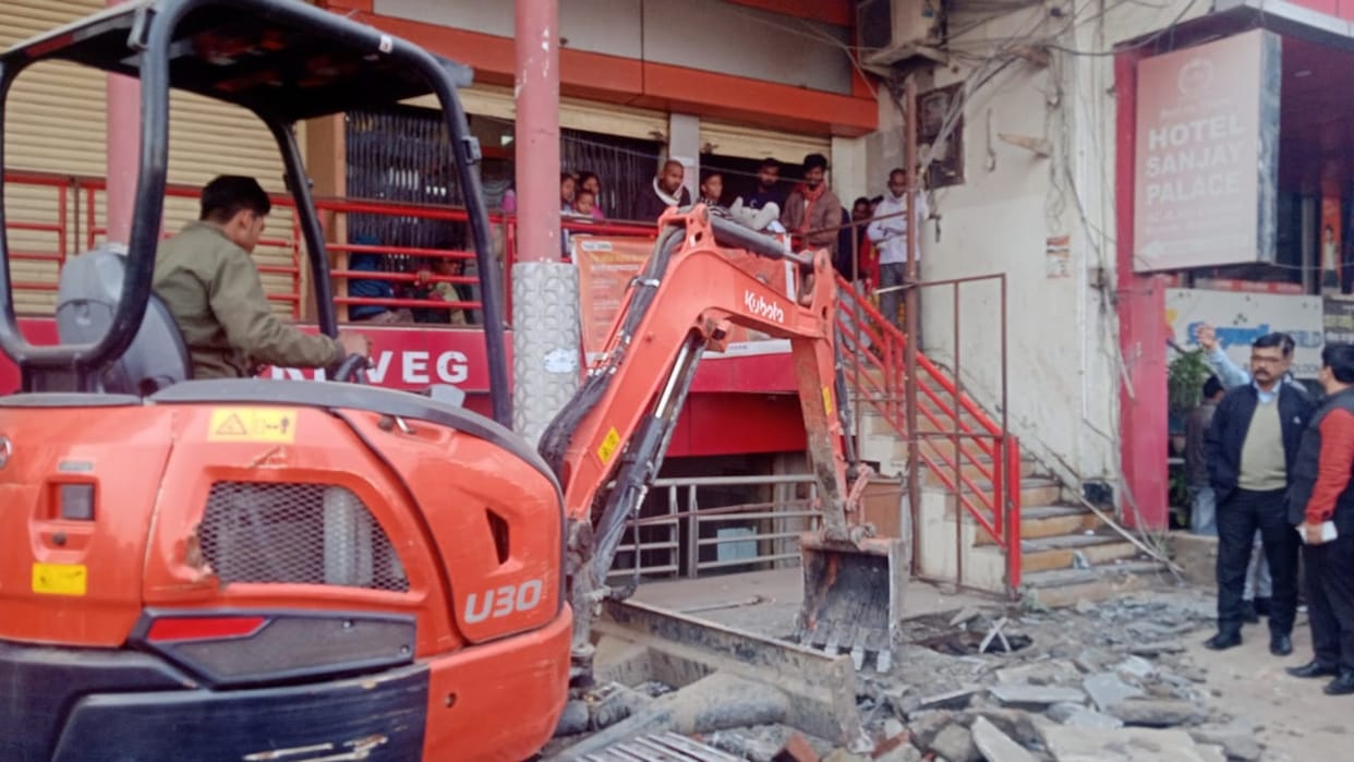 Buldozer on illigal encroachment in Sitapur.