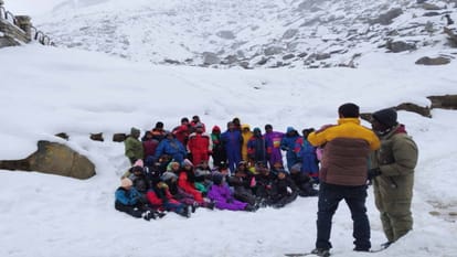 Himachal Tourism: पर्यटकों से गुलजार मनाली, हर रोज पहुंच रहे 1,000 वाहन, कारोबारियों के चेहरे खिले Manali buzzing with tourists, 1,000 vehicles arriving every day, faces of businessmen beaming
