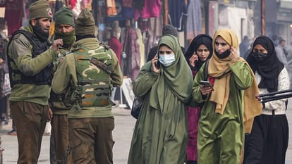 कश्मीर: फैसले से पहले सुरक्षा चक्रव्यूह में रही घाटी, पुलिस के साथ सुरक्षाबल भी रहे तैनात Kashmir: Before supreme court verdict valley remained in security maze
