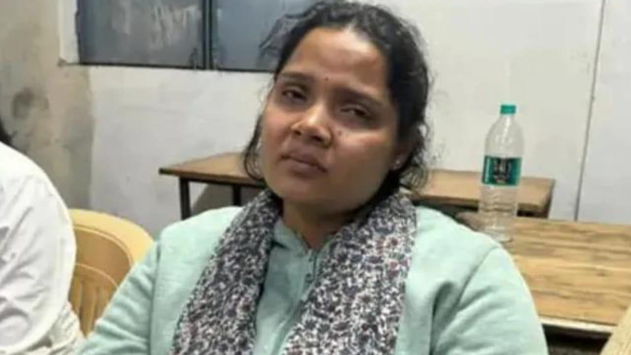MP News: Alot's female Patwari arrested red-handed taking bribe of eight thousand