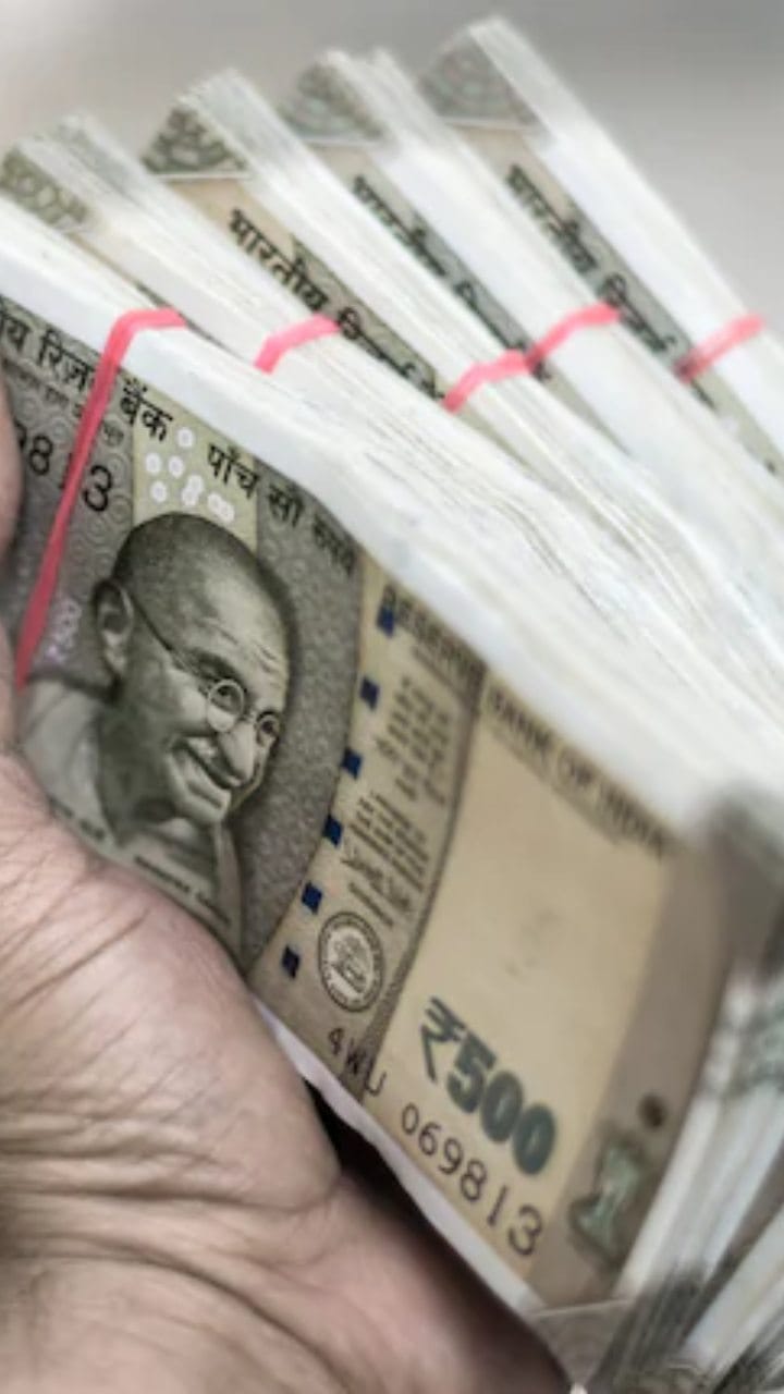 RTO officer caught taking bribe in haldwani