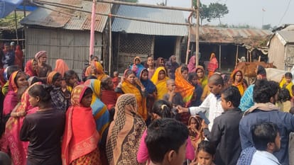 Bihar News: सड़क दुर्घटना में घायल महिला की हुई मौत; गुस्साए लोगों ने मधेपुरा-पतरघट मुख्य मार्ग को किया जाम Bihar: Woman injured in road accident dies; Angry people blocked Madhepura-Patarghat main road in Madhepura