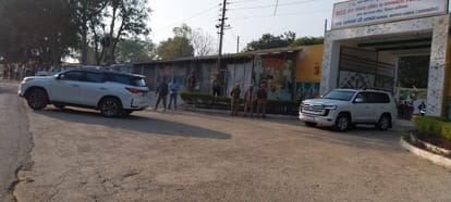 बरनावा आश्रम से निकलती राम रहीम की गाड़ियां