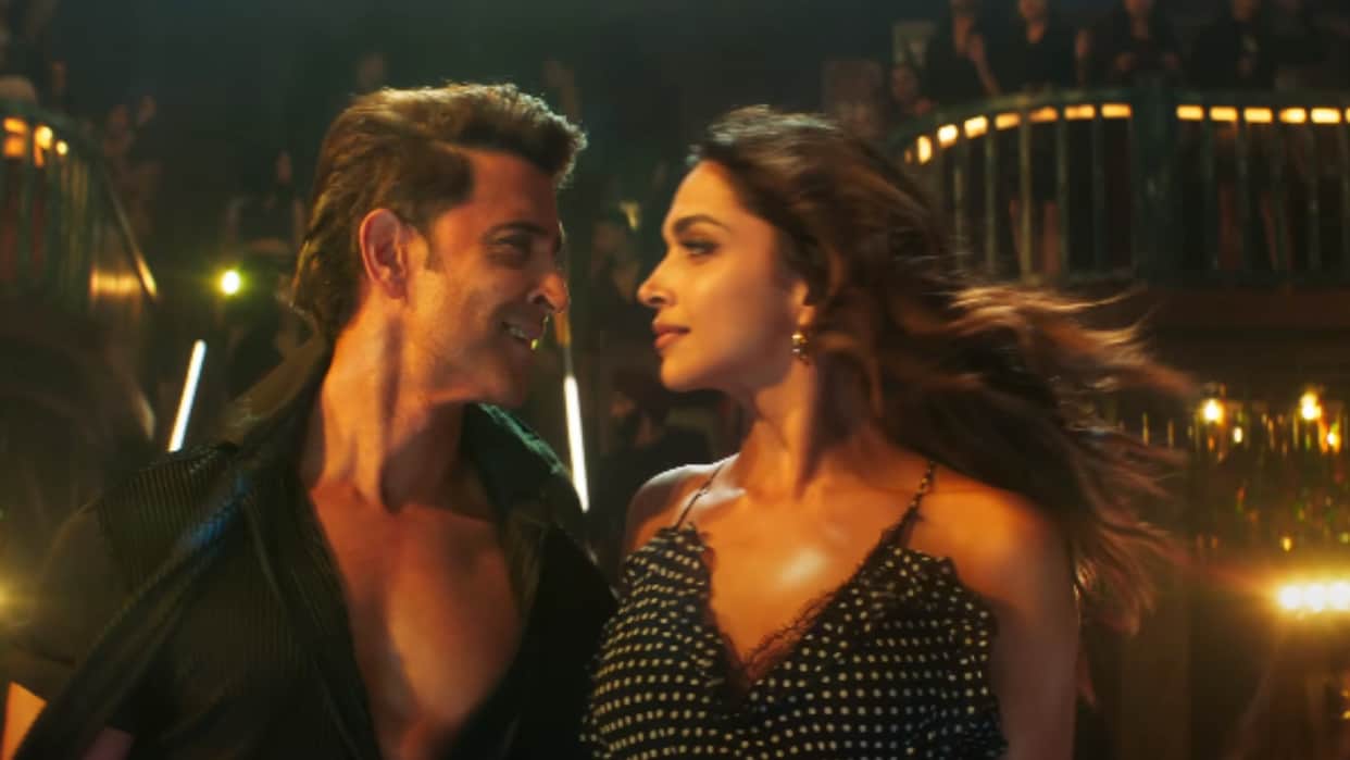 Fighter song Ishq Thoda Dono Jagah is present in foreign print netizens are angry and react like this