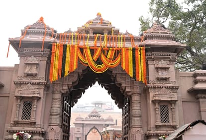 Live from Kashi Vishwanath: Dham decorated with flowers on completion of two years of corridor