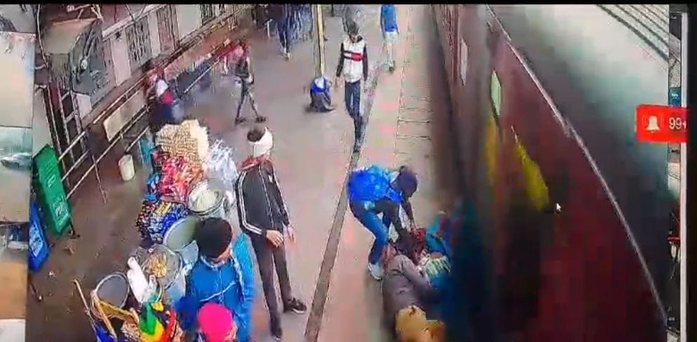 Gonda: Woman falls from moving train, RPF jawan saves her life by risking his life