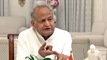 कार्यवाहक मुख्यमंत्री अशोक गहलोत को बड़ा झटका