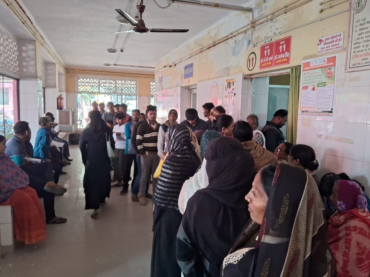 There is negligence in Lal Bahadur Shastri Hospital, doctors are not available in OPD on time; patient upset
