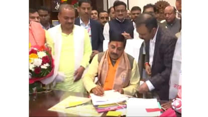 मुख्यमंत्री मोहन यादव द्वारा प्रभार ग्रहण करने पर सचिवालय में हस्ताक्षर की गई प्रथम नस्ती।