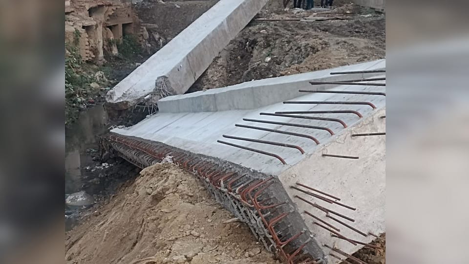 Girder of six lane bridge under construction collapsed in Prayagraj