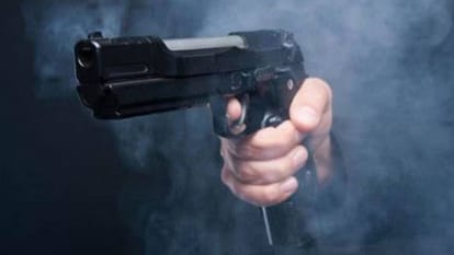 'ये है दिव्यांग बहादुर': ताला तोड़ घर में घुसे बदमाश, खिलौना पिस्टल से बच्चे ने खदेड़ा; थाने में मामला दर्ज disabled child drove away miscreants who entered the house with a toy pistol In Jagatpuri