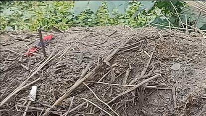 Dead body of newborn found buried in Ghure in Shahjahanpur