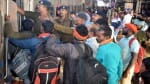 सत्याग्रह ट्रेन में यात्रियों को बैठाते आरपीएफ के जवान।